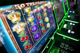 Antarmuka Gaple Online royaleboss menampilkan meja permainan dengan domino dan pemain lain